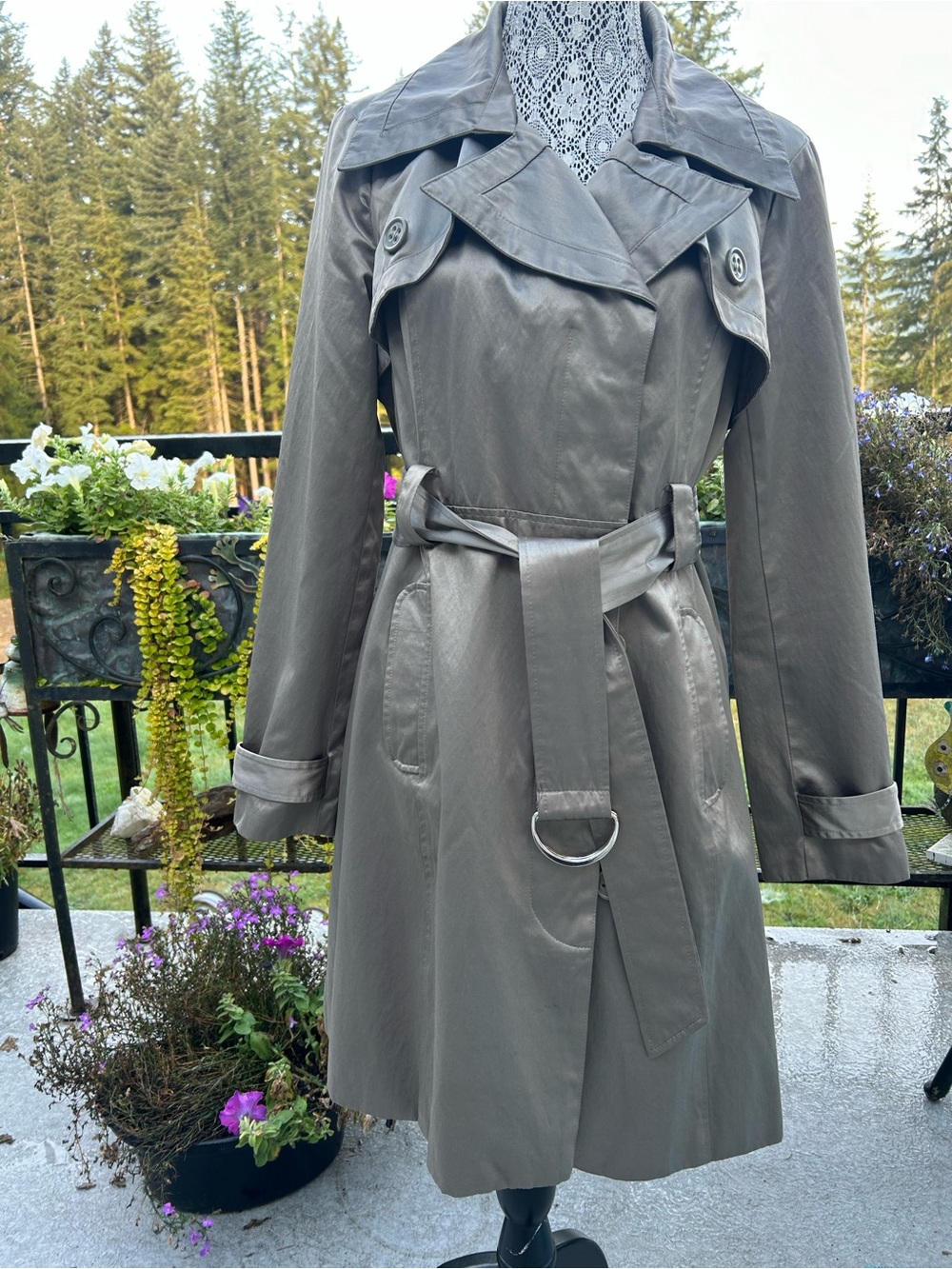 Womenโs Bebe Taupe Trench Coat with Belt